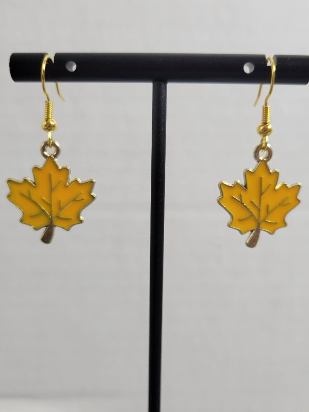 Maple Leaf Dangle Earrings Gold Tone Fall Autumn Harvest Thanksgiving E122E